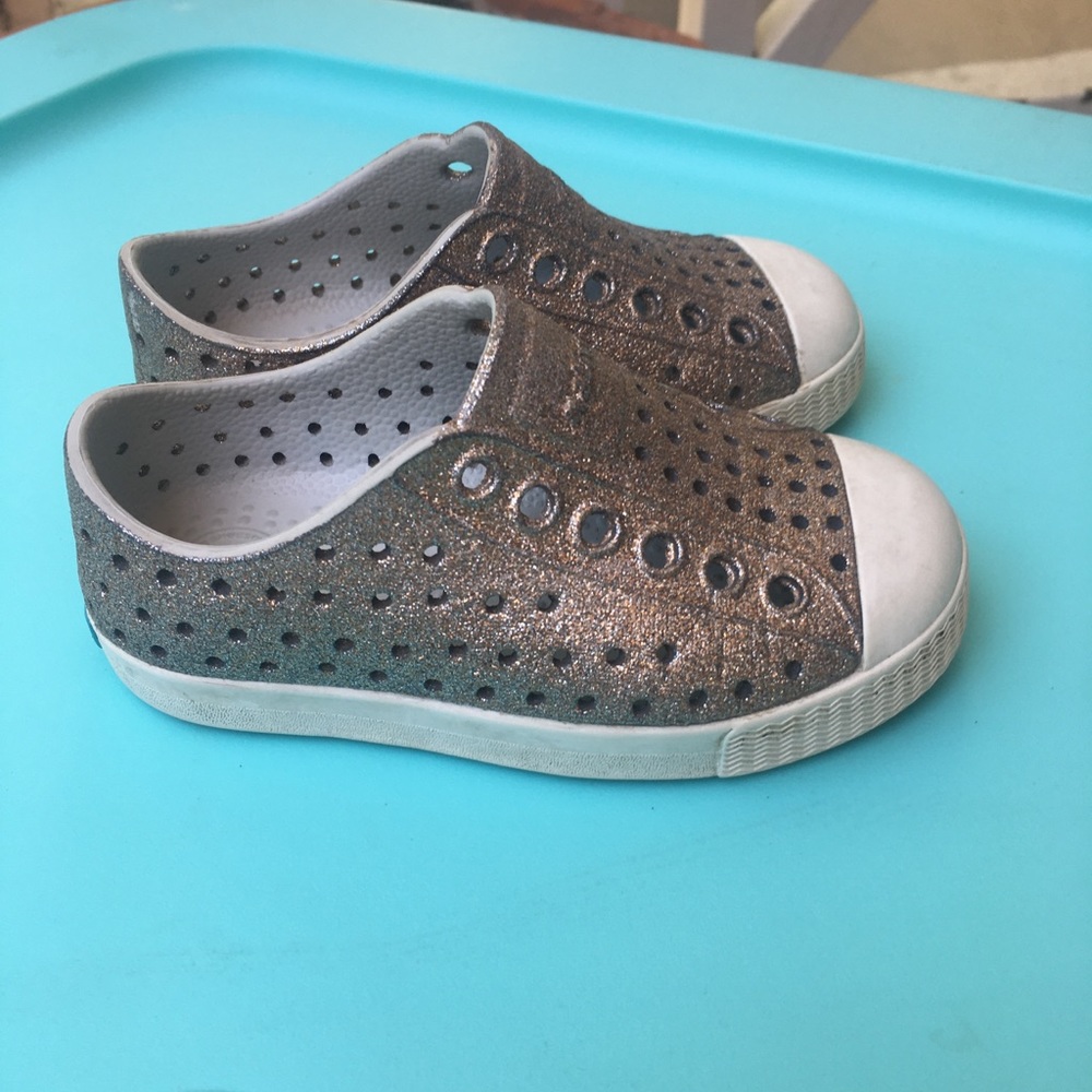 Native bronze and white toddler size 6